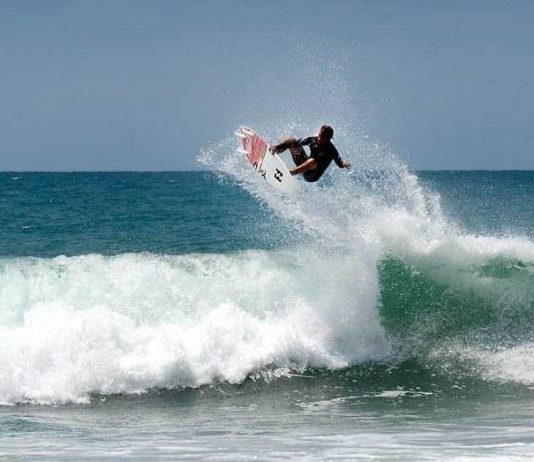 ඇමති නාමල් ක්රීඩා ආර්ථිකයකට මුල පුරයි. 26 සහ 27 දෙදින ‘රළ මත ලිස්සා යෑමේ’ (සර්ෆින්) ජාතික හා විවෘත තරග ආරුගම්බේ මුහුදු තීරයේ දී