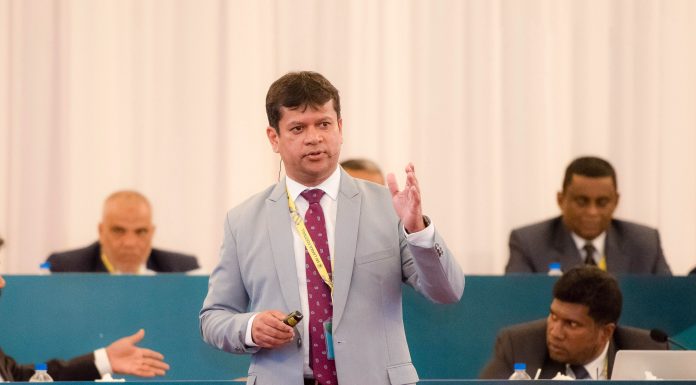 ජස්වර් උමර් පාපන්දුවෙන් ශ්රී ලංකාව ගොඩ ගැනීමට සැරසෙයි. රටවල් රැසක එකඟතාවය.